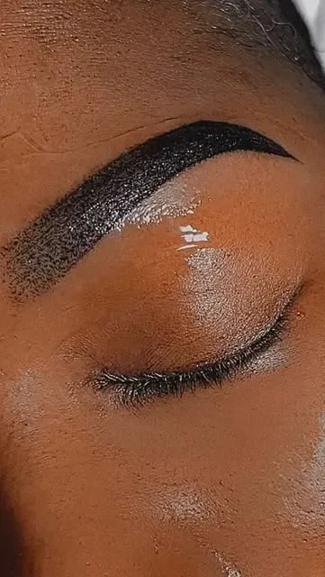 Ombré brow detail
